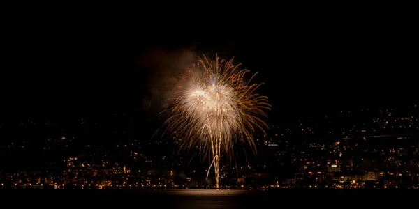 Los Fuegos Artificiales Colores Cielo Nocturno Sobre Ciudad — Foto de Stock