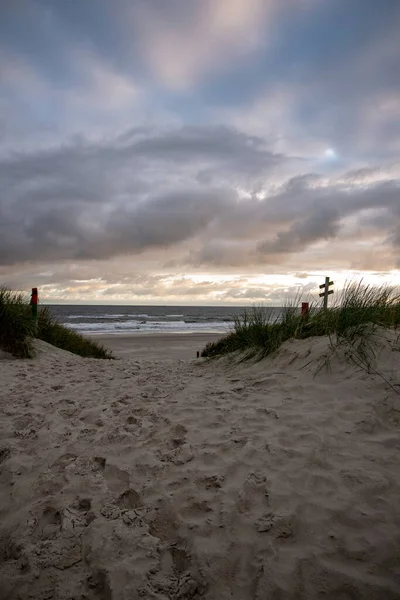 Plan Vertical Une Plage Sable Sur Fond Ciel Couchant — Photo