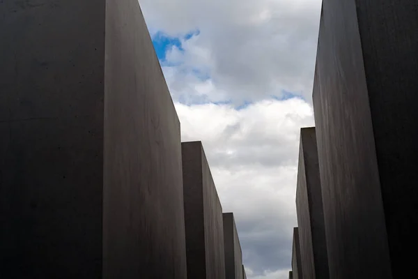 德国柏林市犹太人大屠杀纪念馆上空乌云密布 — 图库照片