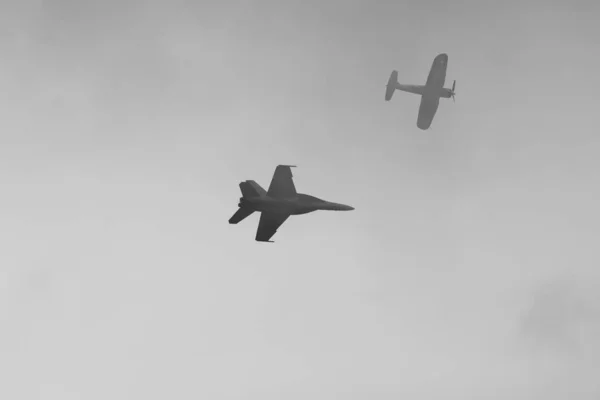 Eine Gruppe Fliegender Flugzeuge Gegen Einen Düsteren Himmel Während Einer — Stockfoto