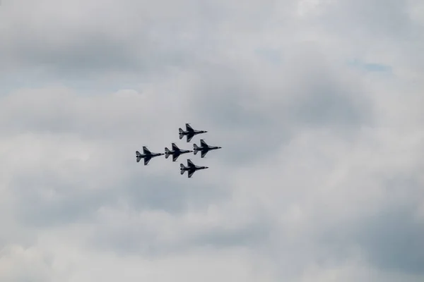 Μια Ομάδα Ιπτάμενων Αεροσκαφών Ενάντια Συννεφιασμένο Ουρανό Κατά Διάρκεια Της — Φωτογραφία Αρχείου
