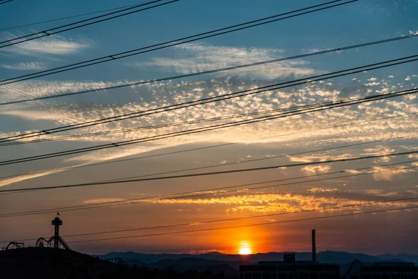 Krásný Západ Slunce Elektrické Vedení Pod Jasnou Oblohou Mraky — Stock fotografie