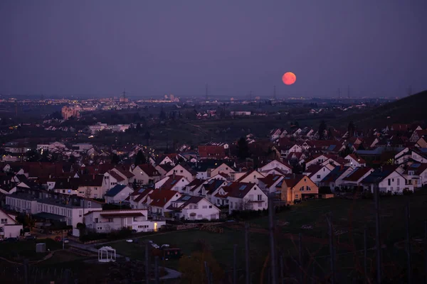 輝く月の下の家の近所 — ストック写真