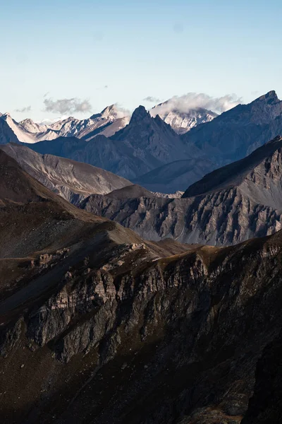 Schöne Aussicht Auf Eine Landschaft Mit Teilweise Schneebedeckten Bergen — Stockfoto