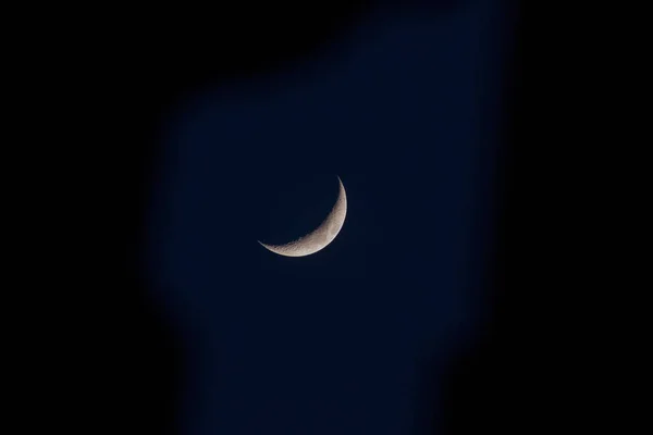 Une Belle Image Une Demi Lune Avec Fond Bleu Noir — Photo