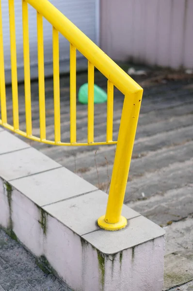 Beton Bir Platformda Sarı Bir Metal Korkuluğun Yakın Çekimi — Stok fotoğraf