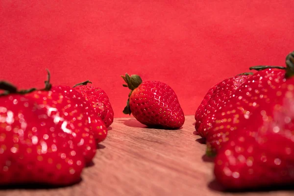 Ein Bund Frischer Roter Erdbeeren Trocknet Auf Einer Holzoberfläche — Stockfoto