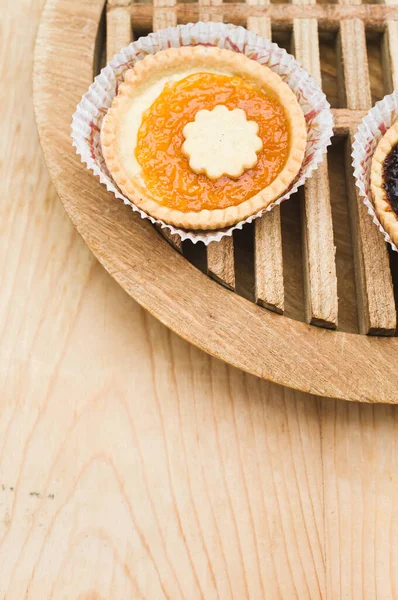 Tarte Isolée Abricot Confiture Cerises Dans Une Tasse Papier Sur — Photo