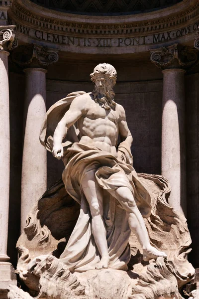 Ein Vertikaler Sonniger Blick Auf Eine Statue Trevi Brunnen Rom — Stockfoto