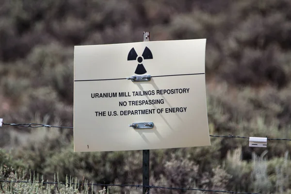 Mise Point Sélective Panneau Avertissement Dépôt Résidus Usine Uranium Près — Photo