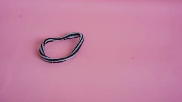 Tiro Close Laço Cabelo Fundo Rosa — Fotografia de Stock