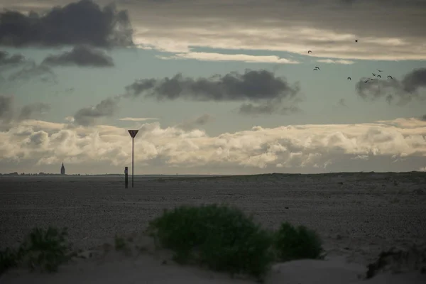 Cielo Nuvoloso Sulla Spiaggia Sabbia — Foto Stock