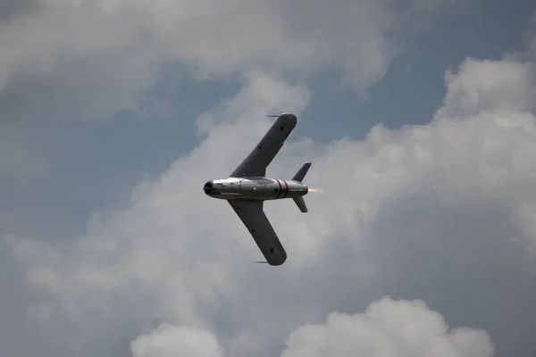 Hava Gösterisi Sırasında Bulutlu Bir Gökyüzüne Uçan Bir Uçak — Stok fotoğraf