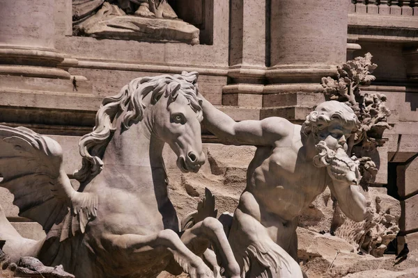 イタリア ローマの太陽の下でトレビの泉の彫像の閉鎖 — ストック写真