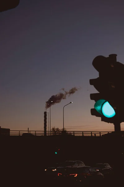 Egy Közlekedési Lámpa Sziluettje Egy Utcában Egy Városban Alkonyatkor — Stock Fotó