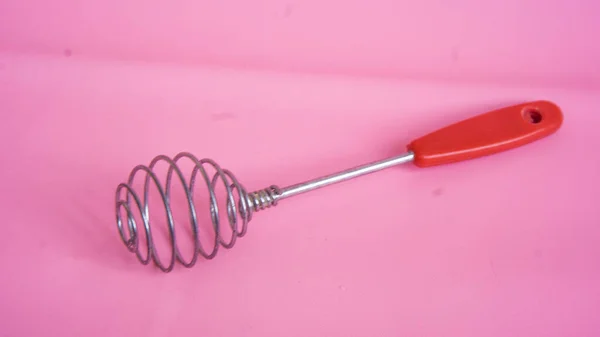 Close Whisk Fundo Rosa — Fotografia de Stock