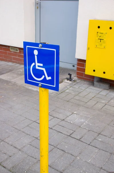 Pionowe Ujęcie Niebieskiego Znaku Pokazującego Miejsce Parkingowe Dla Osób Niepełnosprawnych — Zdjęcie stockowe