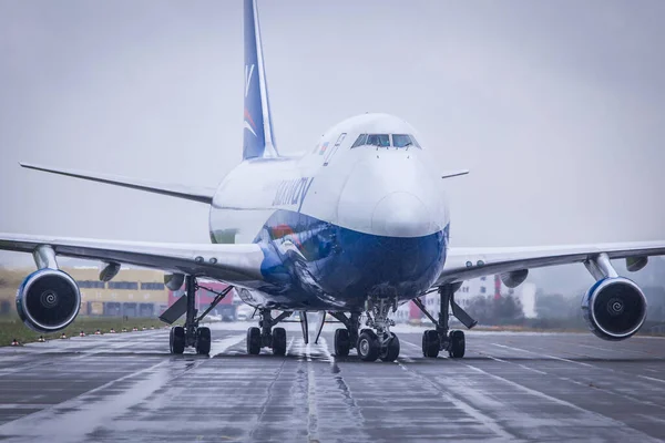 澳大利亚 2021年10月10日 Silkway Azerbaijan Cargo Airlines Boeing 747 400F货轮在林茨停机坪上 — 图库照片