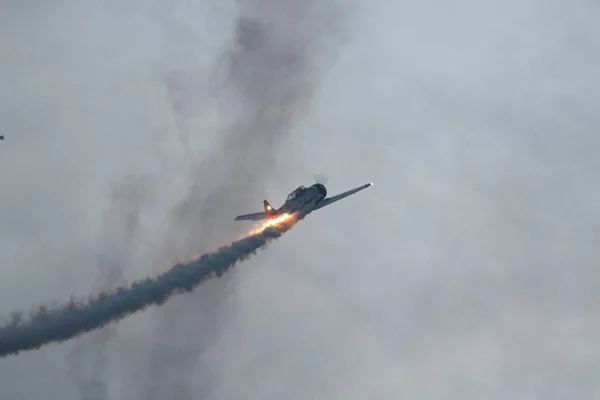 Ένα Ιπτάμενο Στρατιωτικό Αεροσκάφος Καυτό Καπνό Ενάντια Ένα Ζοφερό Ουρανό — Φωτογραφία Αρχείου