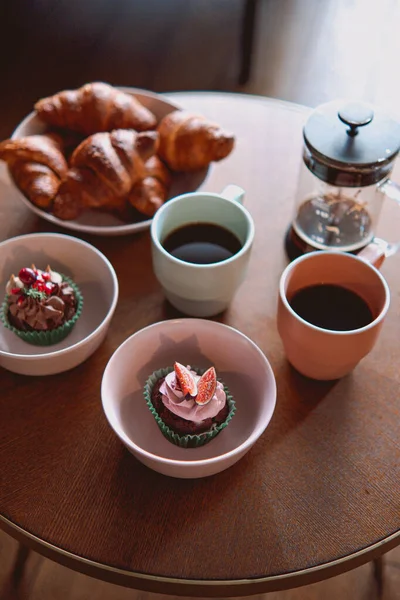 Closeup Shot Cups Coffee Cupcakes Croissant Bread White Bowls Served — 스톡 사진
