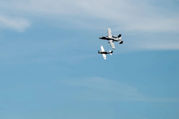 Een Groep Van Vliegende Vliegtuigen Tegen Een Blauwe Tijdens Een — Stockfoto