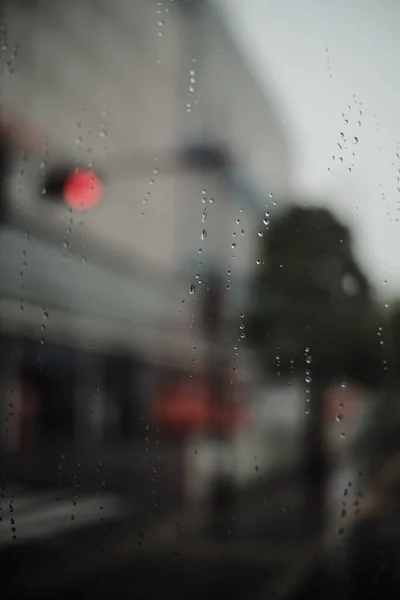 垂直选择焦点拍摄的雨滴落在窗户上 — 图库照片