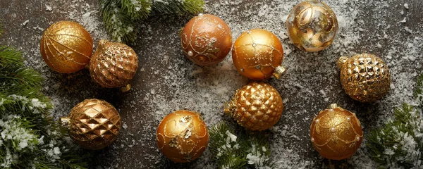 Una Vista Superior Las Bolas Del Árbol Navidad Superficie Grunge —  Fotos de Stock