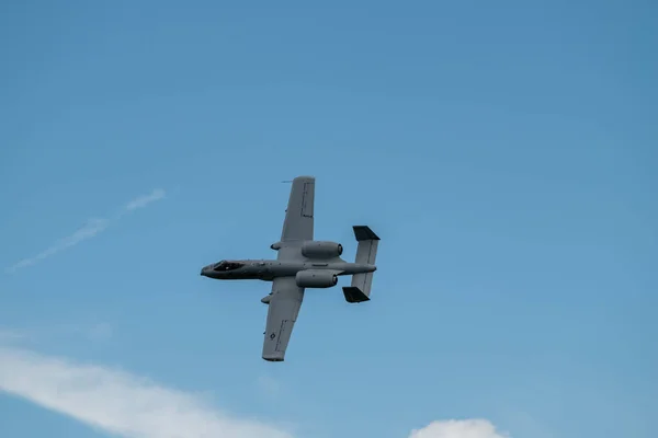 Avión Volador Contra Cielo Nublado Durante Espectáculo Aéreo —  Fotos de Stock