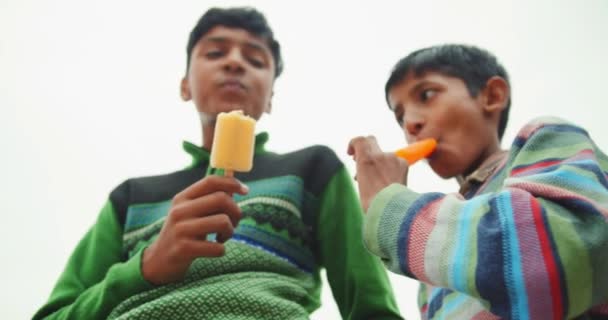 Feliz Indiana Crianças Comer Sorvete — Vídeo de Stock