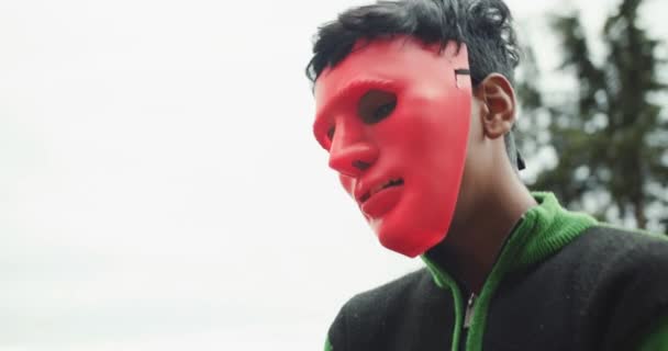 Close Van Indiase Jongen Masker — Stockvideo