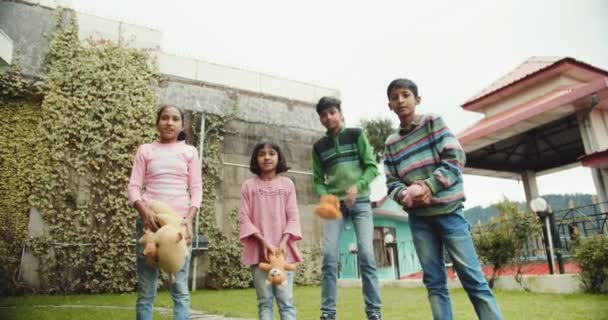 Grupo Niños Indios Felices Jugando — Vídeo de stock