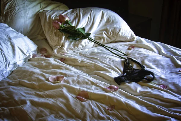 Ein Weißes Bett Nach Einer Romantischen Nacht Mit Rosen Und — Stockfoto