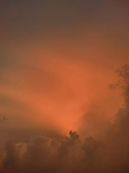 Uma Bela Cena Nuvens Céu Pôr Sol Laranja — Fotografia de Stock