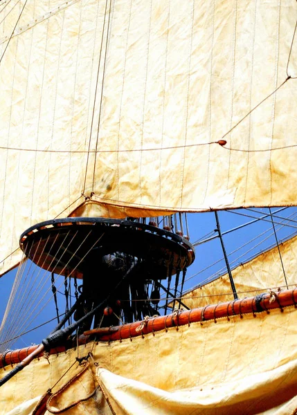 Вертикальний Знімок Вітрил Кремового Кольору Старого Корабля Піратському Стилі Ясним — стокове фото