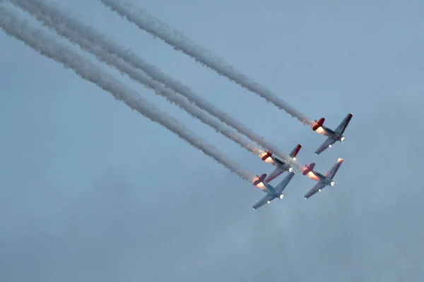 Grupo Aviones Voladores Contra Cielo Nublado Durante Espectáculo Aéreo —  Fotos de Stock