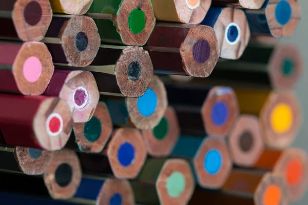 Zbliżenie Ujęcia Kolorowych Ołówków — Zdjęcie stockowe