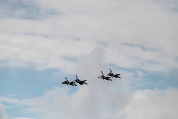 航空ショー中に曇った空に対して飛行する航空機のグループ — ストック写真