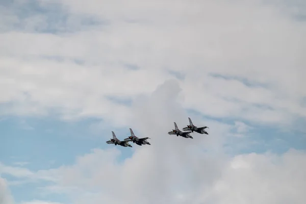 Grupo Aviones Voladores Contra Cielo Nublado Durante Espectáculo Aéreo —  Fotos de Stock