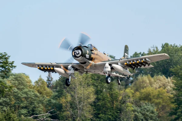 Eski Bir Askeri Uçak Bir Hava Üssünden Kalkıyor — Stok fotoğraf