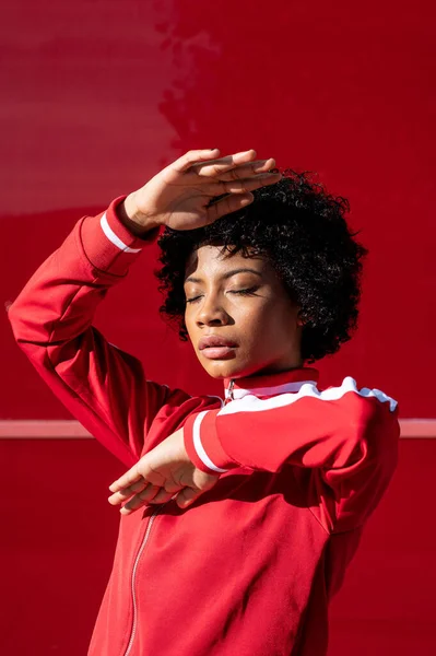Afroamerikansk Kvinna Röda Sportkläder Står Röd Vägg Bakgrund — Stockfoto