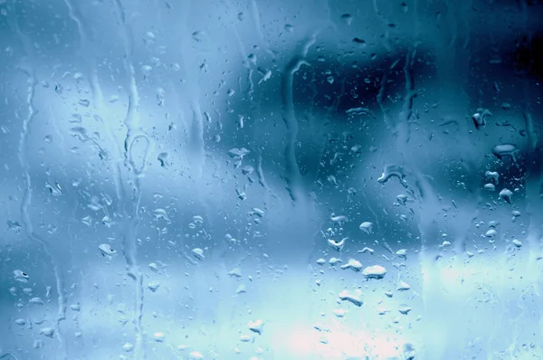 ウィンドウから落ちてくる雨滴のクローズアップショット 壁紙に最適 — ストック写真