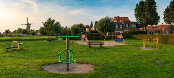 Μια Παιδική Χαρά Για Παιδιά Πράσινο Γρασίδι Μια Κατοικημένη Γειτονιά — Φωτογραφία Αρχείου