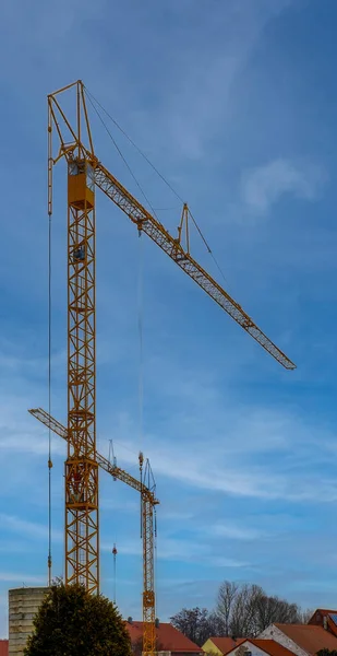 Een Verticaal Schot Van Een Bouwtorenkraan Boven Huizen Met Beschermende — Stockfoto