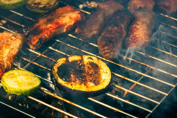 Frische Fleischbrötchen Und Gemüse Auf Grillkohle — Stockfoto