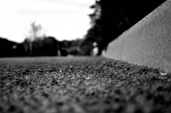 Closeup Grayscale Focused Shot Asphalt Blurred Background — Stock Photo, Image