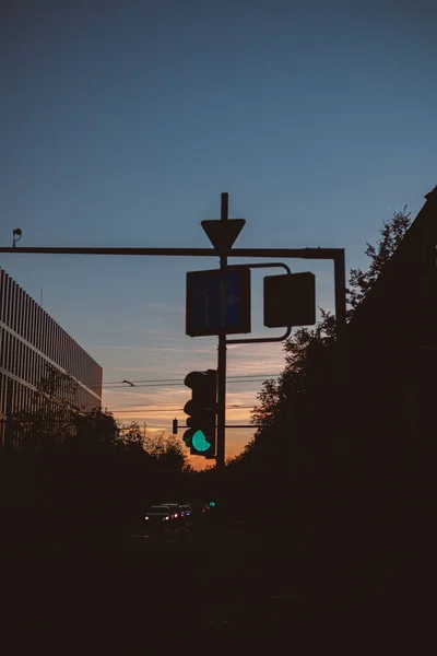 Silhouette Traffic Light Street City Dusk — Foto Stock