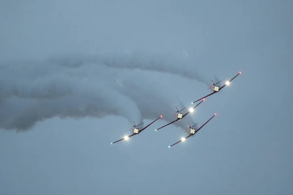 在航空展上 一群在多云的天空中飞行的飞机 — 图库照片