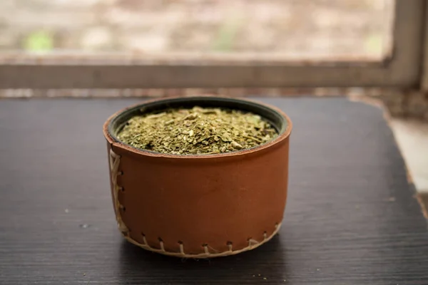 Ένα Κοντινό Πλάνο Των Βοτάνων Mugwort Ένα Μικρό Μπολ — Φωτογραφία Αρχείου