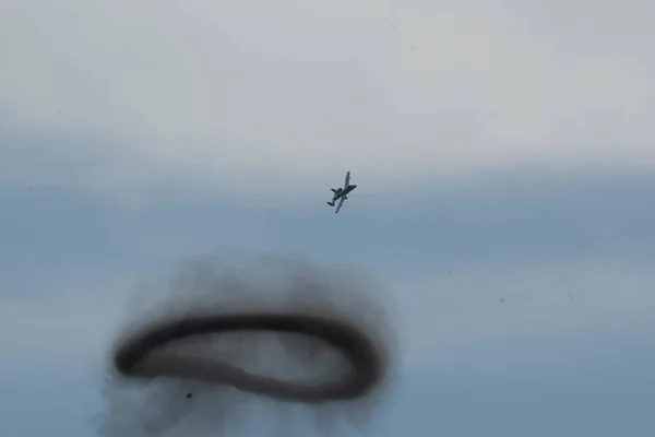 Ένα Ιπτάμενο Αεροσκάφος Ενάντια Ένα Ζοφερό Ουρανό Κατά Διάρκεια Μιας — Φωτογραφία Αρχείου