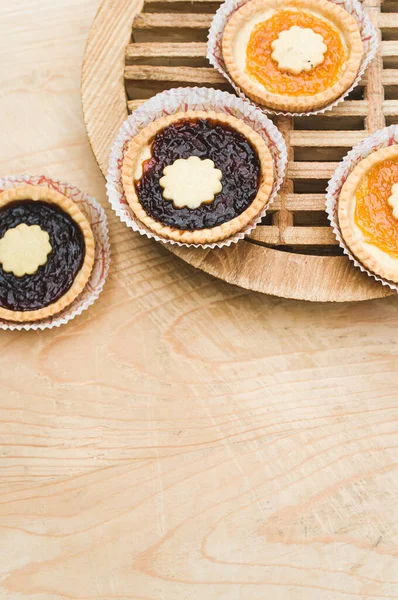 Geïsoleerde Abrikozen Kersenjam Taart Een Papieren Beker Een Houten Tafelblad — Stockfoto